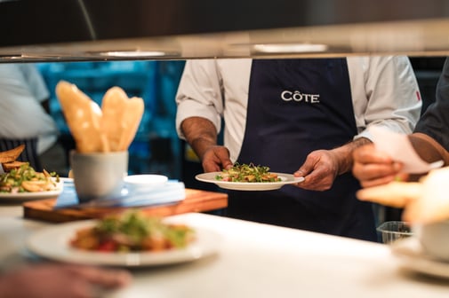 Cote-Chef-Serving